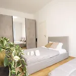 We - Premuda Boutique, מילאנו